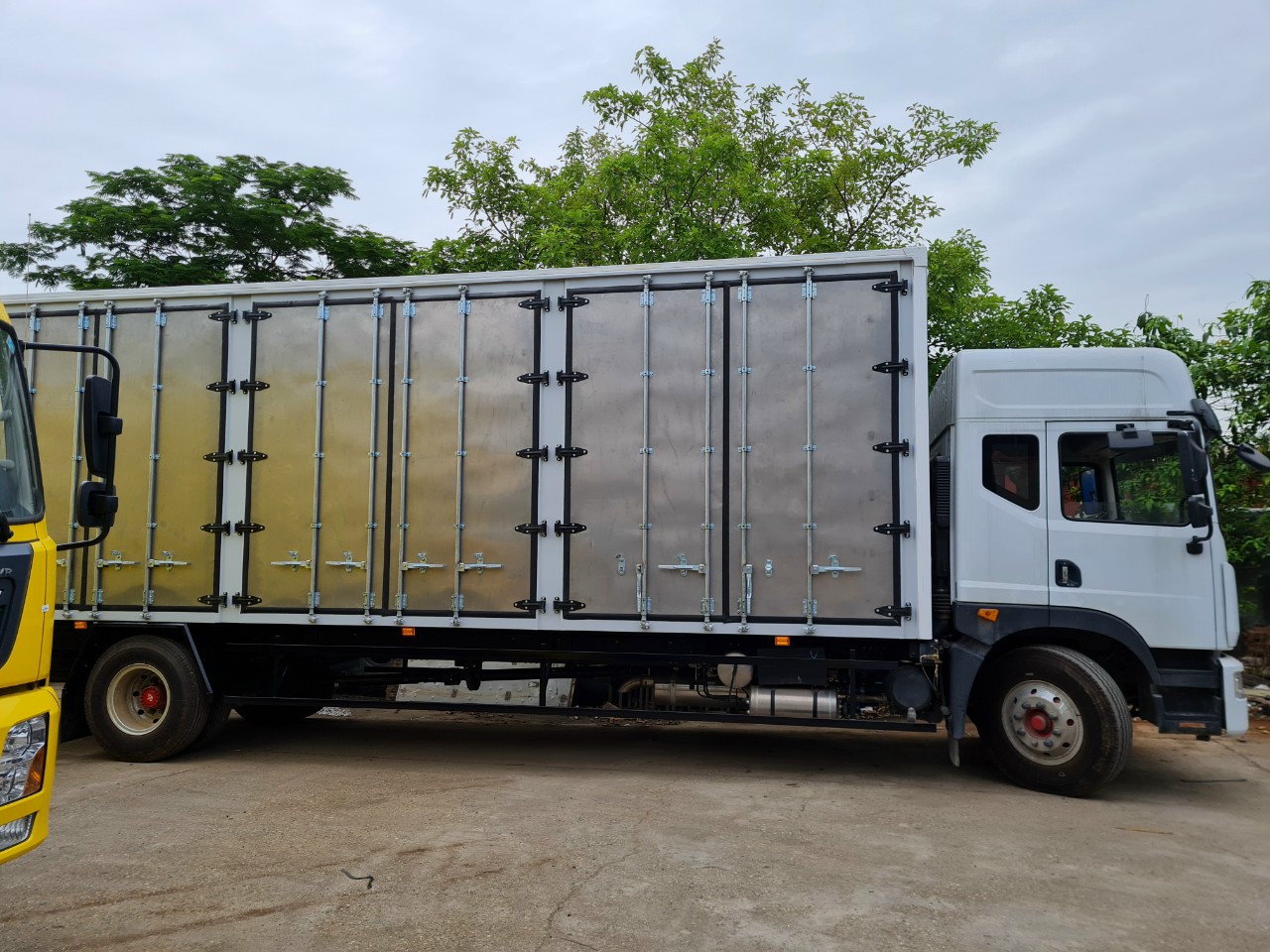 Giá xe tải Dongfeng D12 thùng kín chở pallet chứa cấu kiện điện tử