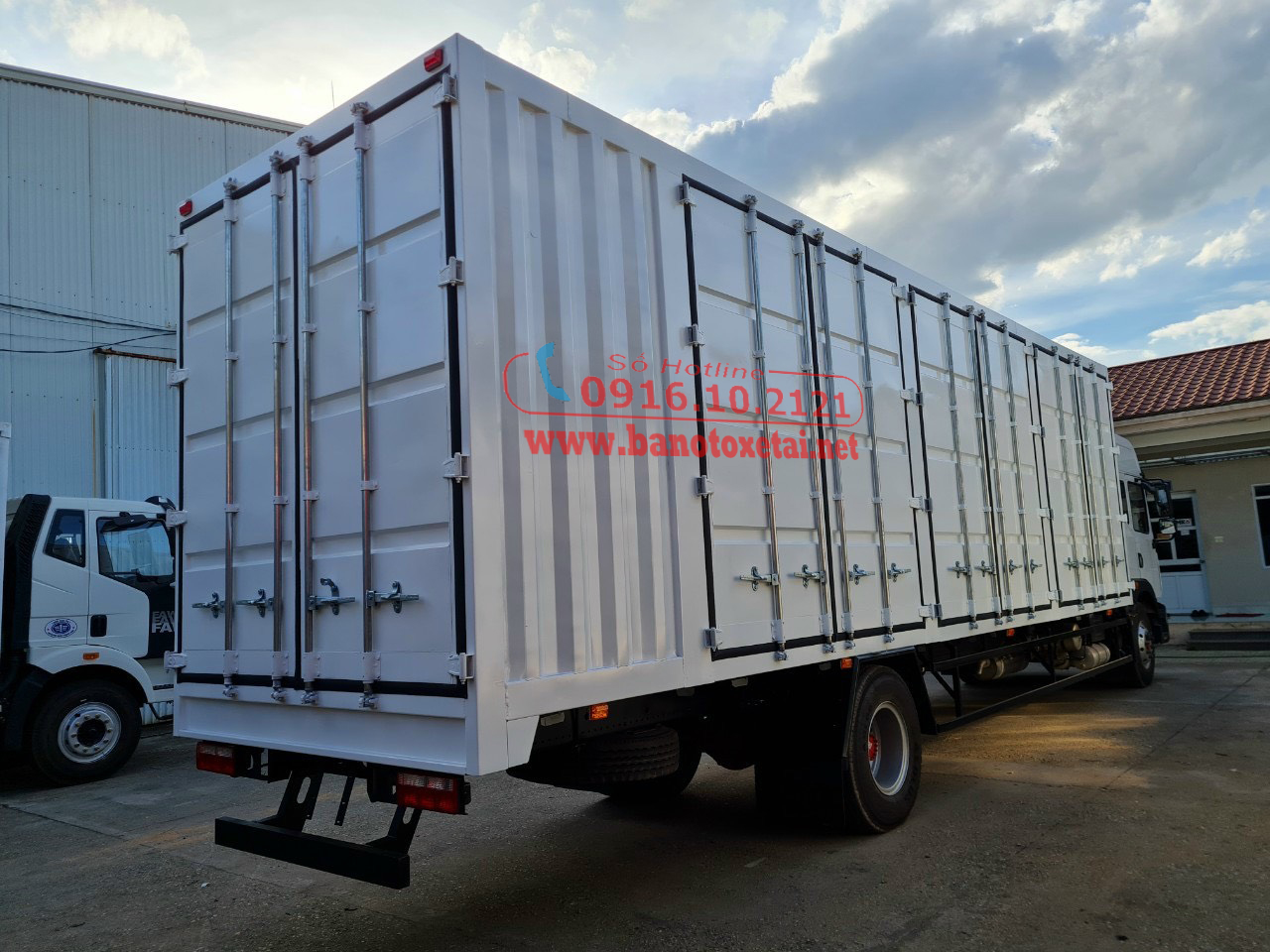 Xe tải 2 chân chở pallet chứa linh kiện điện tử Dongfeng D12